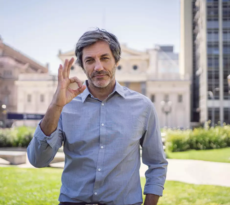 Un homme qui fait le symbole OK avec sa main