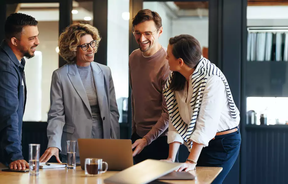 Un groupe de personne début durant un meeting professionnel